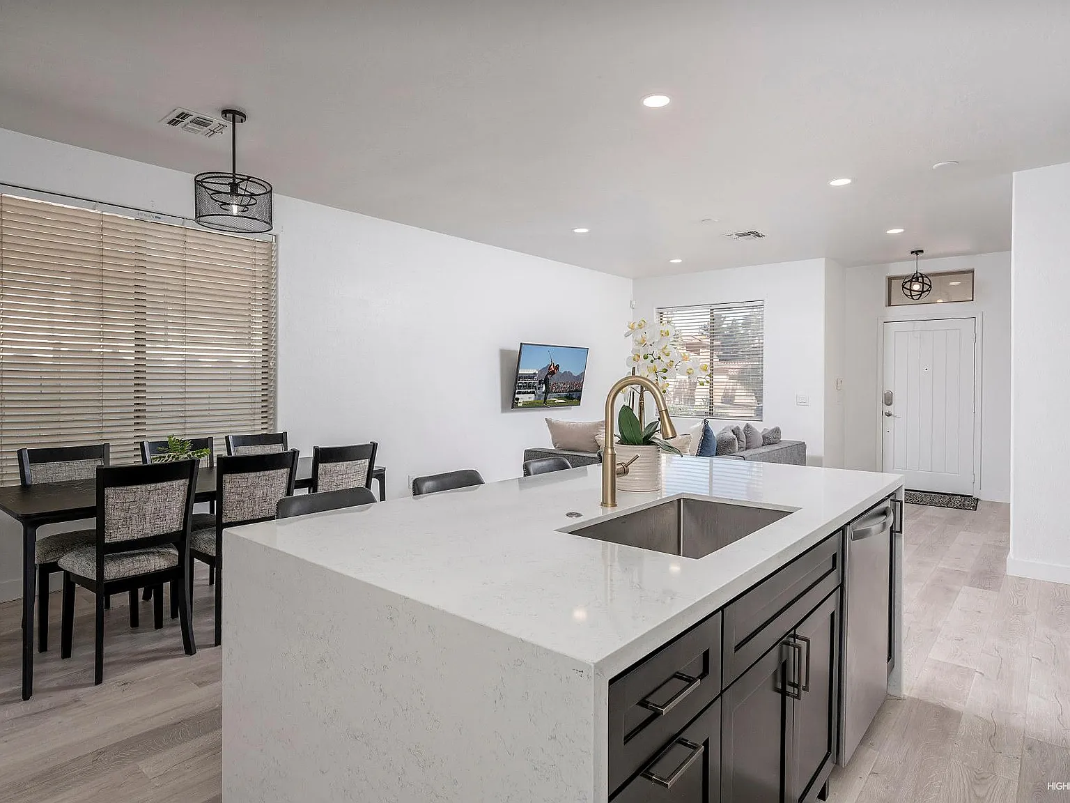 3 bed, 1370 sqft, $3,500 — Photo 3