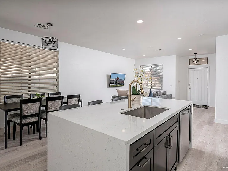 1012 E Susan Ln — Photo 3