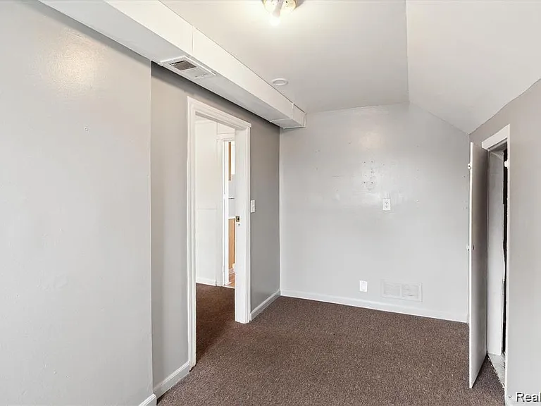 7068 Ford Ave — Photo 7
