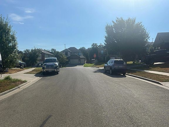 4th image of 833 Tuscan Rd