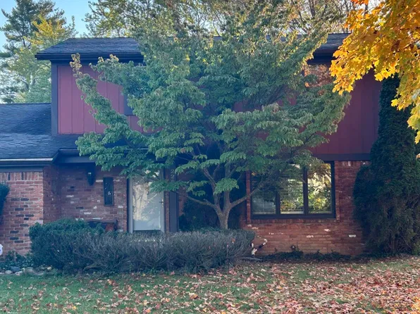 2255 Horseshoe Dr, West Bloomfield, MI 48322