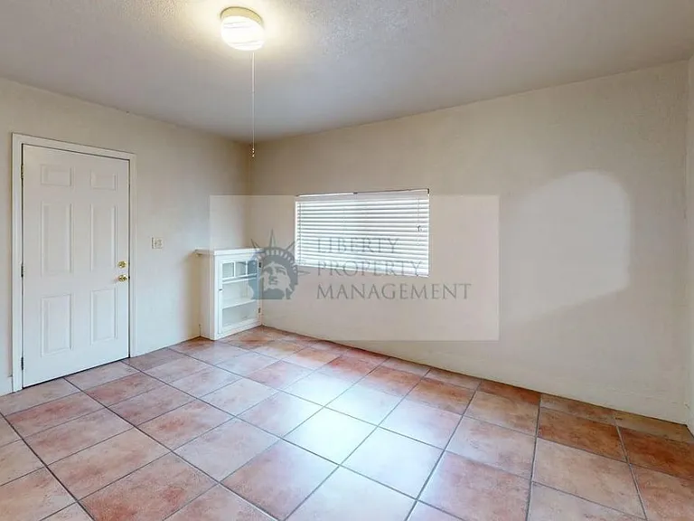 1114 Virginia Ave — Photo 4