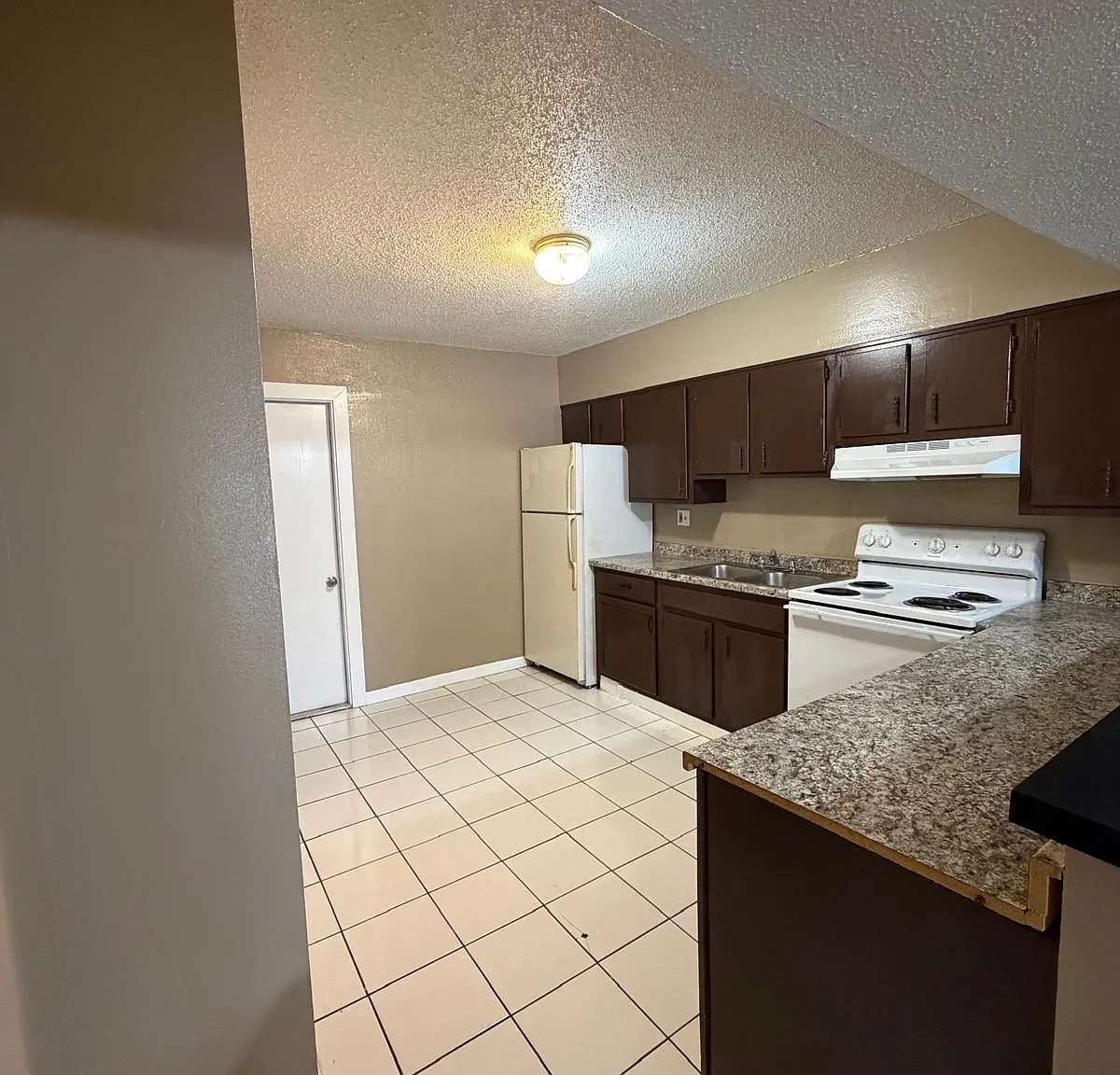 2 bed, 1.5 bath, 1400 sqft, $1,100 — Photo 1