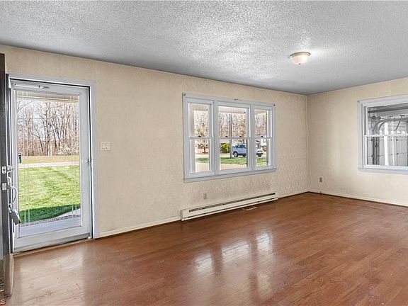 5th image of 20 Hillside Park Dr