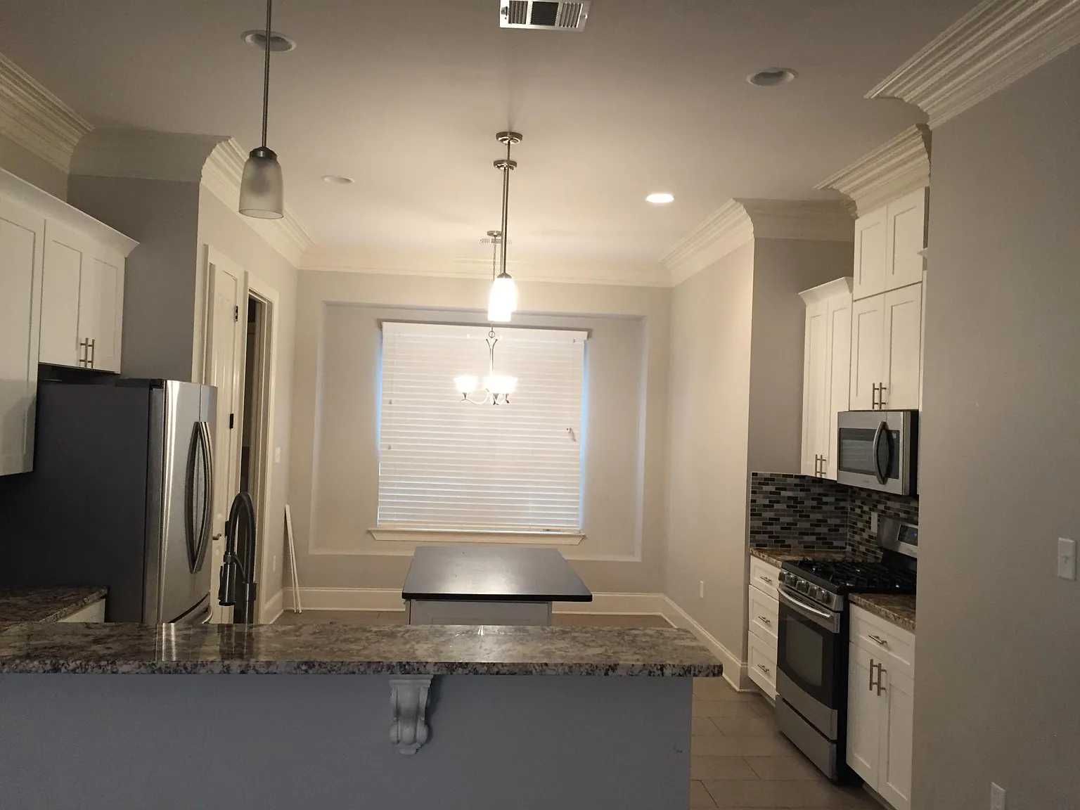 3 bed, 2152 sqft, $2,500 — Photo 2