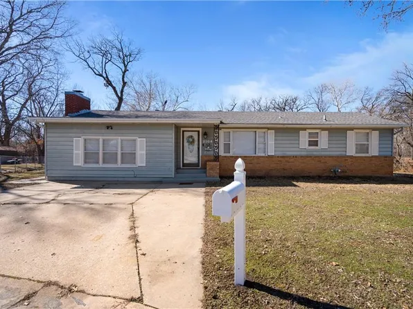 2104 W 7th St, Coffeyville, KS 67337