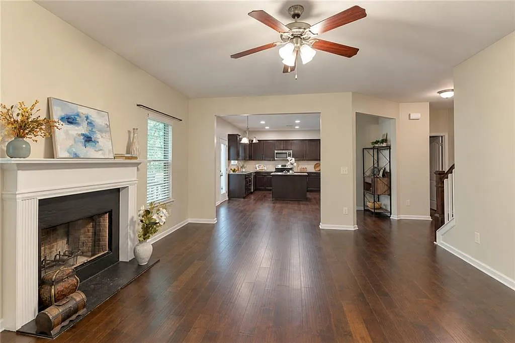 5 bed, 3.5 bath, 2390 sqft, $2,500 — Photo 2