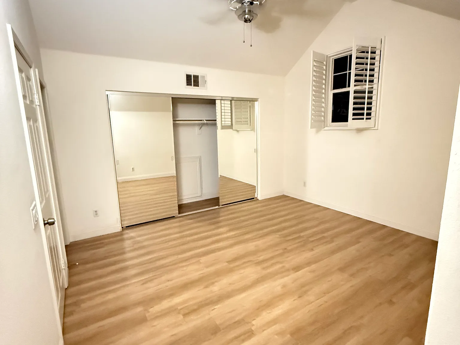 6 bed, $1,299 — Photo 3