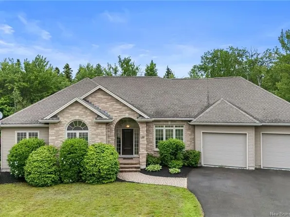 25 Secret Ct, Beaubassin East, NB E4P 0B3