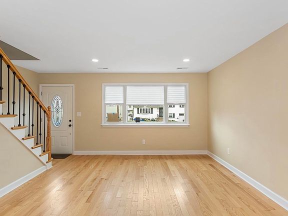 3rd image of 2535 Standish Ave