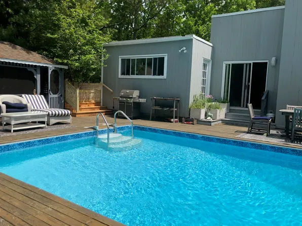 10 Glenmore Dr, Hampton Bays, NY 11946