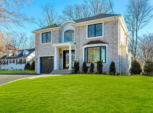 89 Station Rd, Great Neck, NY 11023