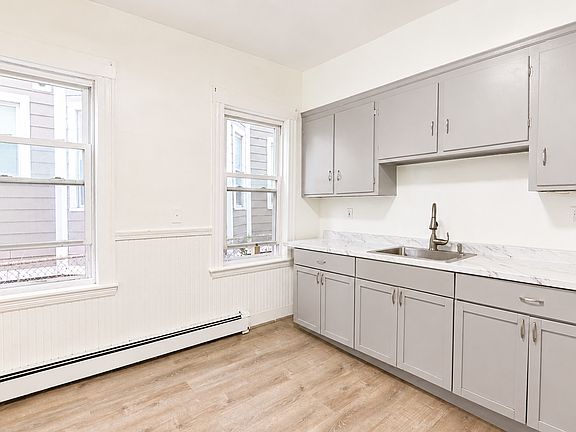 4th image of 172 Hichborn St #1