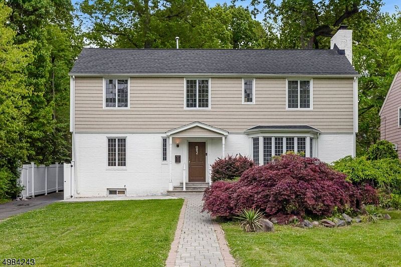 1st image of 82 Woodland Ave