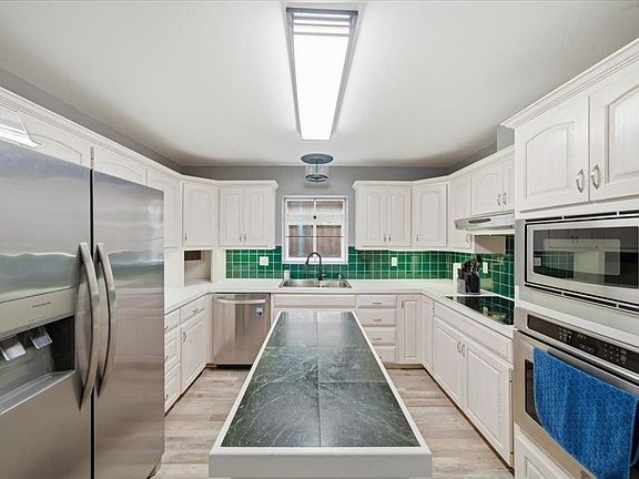 5th image of 2 Oak Creek Ridge Dr