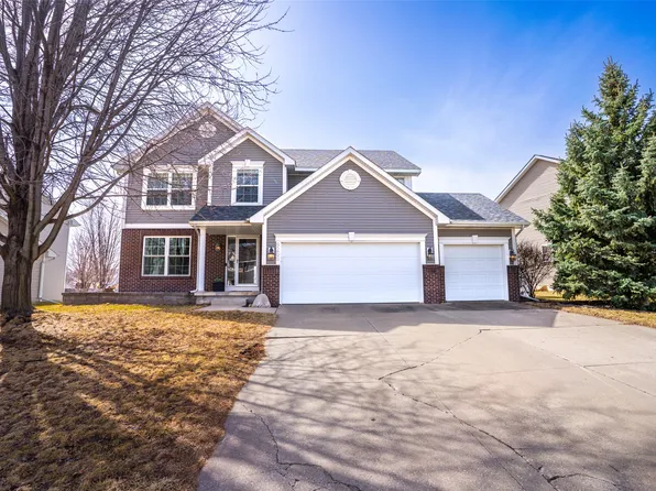 9266 Lake Dr, West Des Moines, IA 50266