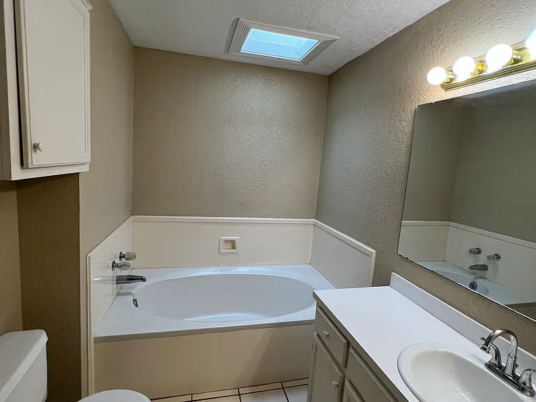 2366 Trafalgar Dr — Photo 24