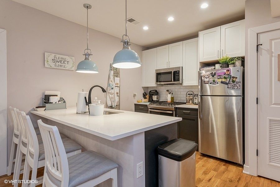 1st image of 928 W Oakdale Ave #1N