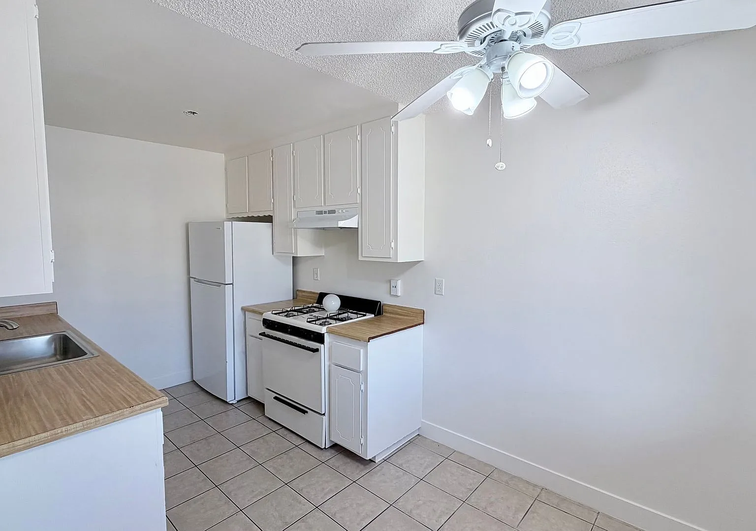 Spacious 2 Bed / 1 Bath Apartment in Imperial Beach One Assigned Parking Included — Photo 1