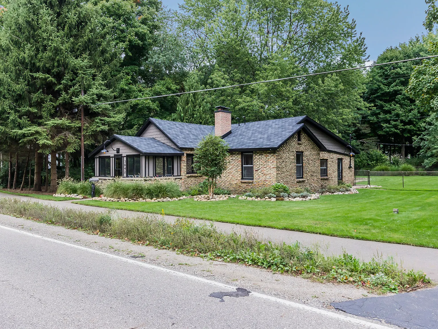 3642 N Lakeshore Dr — Photo 2