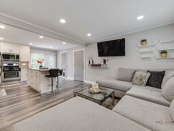 5th image of 709 Lincolnwood Dr