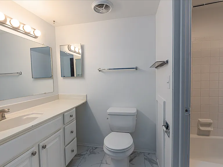 Senate Place Apartments — Photo 10