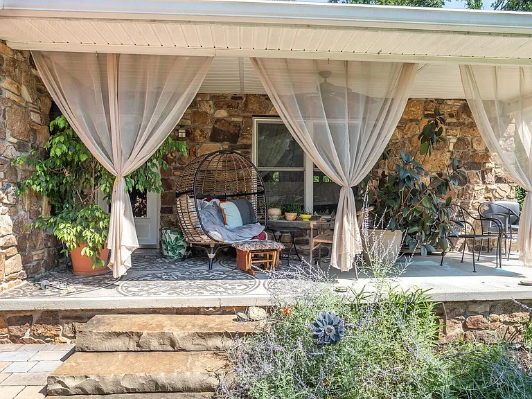 1106 W Countryside Ln — Photo 3