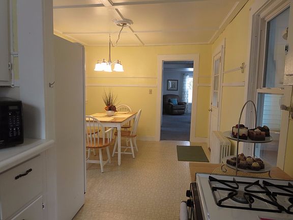 5th image of 112 Main St