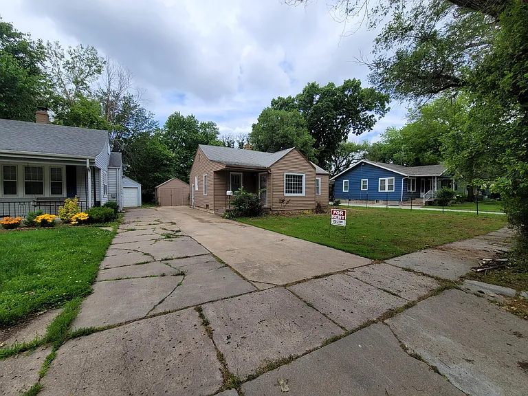 1527 N Woodland Ave — Photo 2