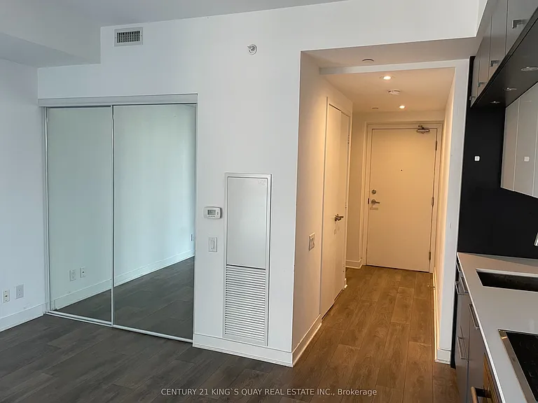 15 Grenville St #506 — Photo 4