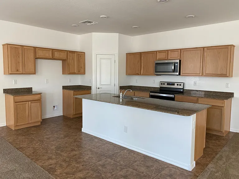 9009 W Jefferson St — Photo 4