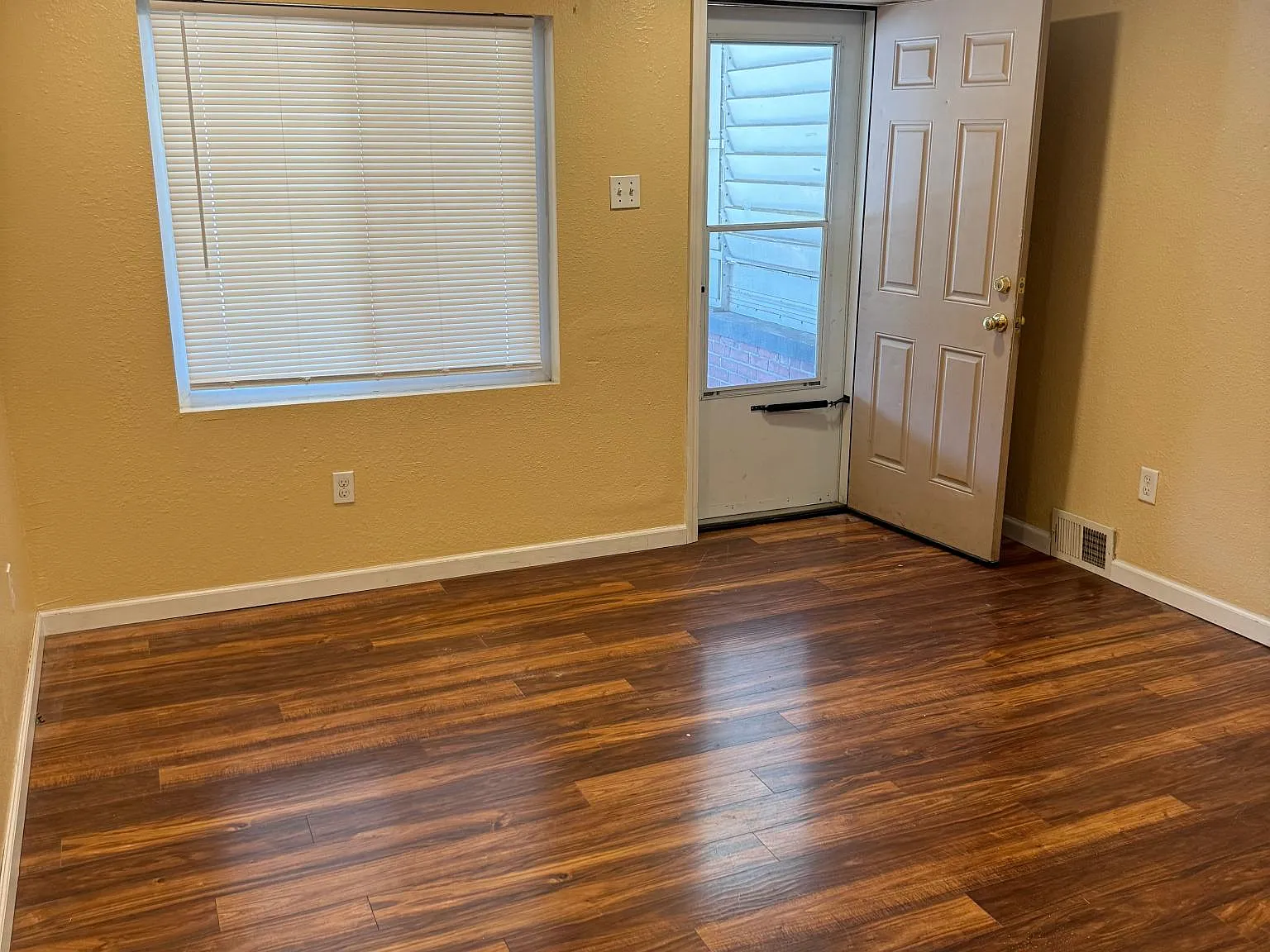 3 bed, 1500 sqft, $900 — Photo 2