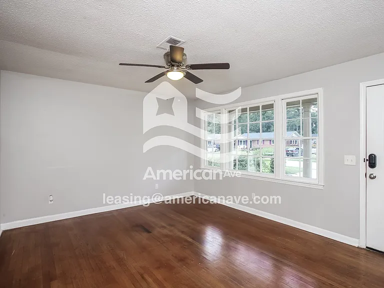 748940_002_living_room_3.jpg