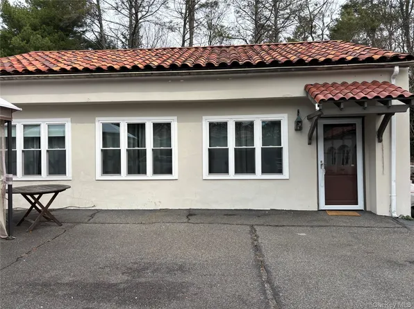 158 Horseshoe Rd, Mill Neck, NY 11765