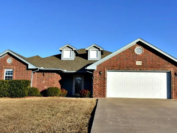2205 Lakewood Dr, Chickasha, OK 73018