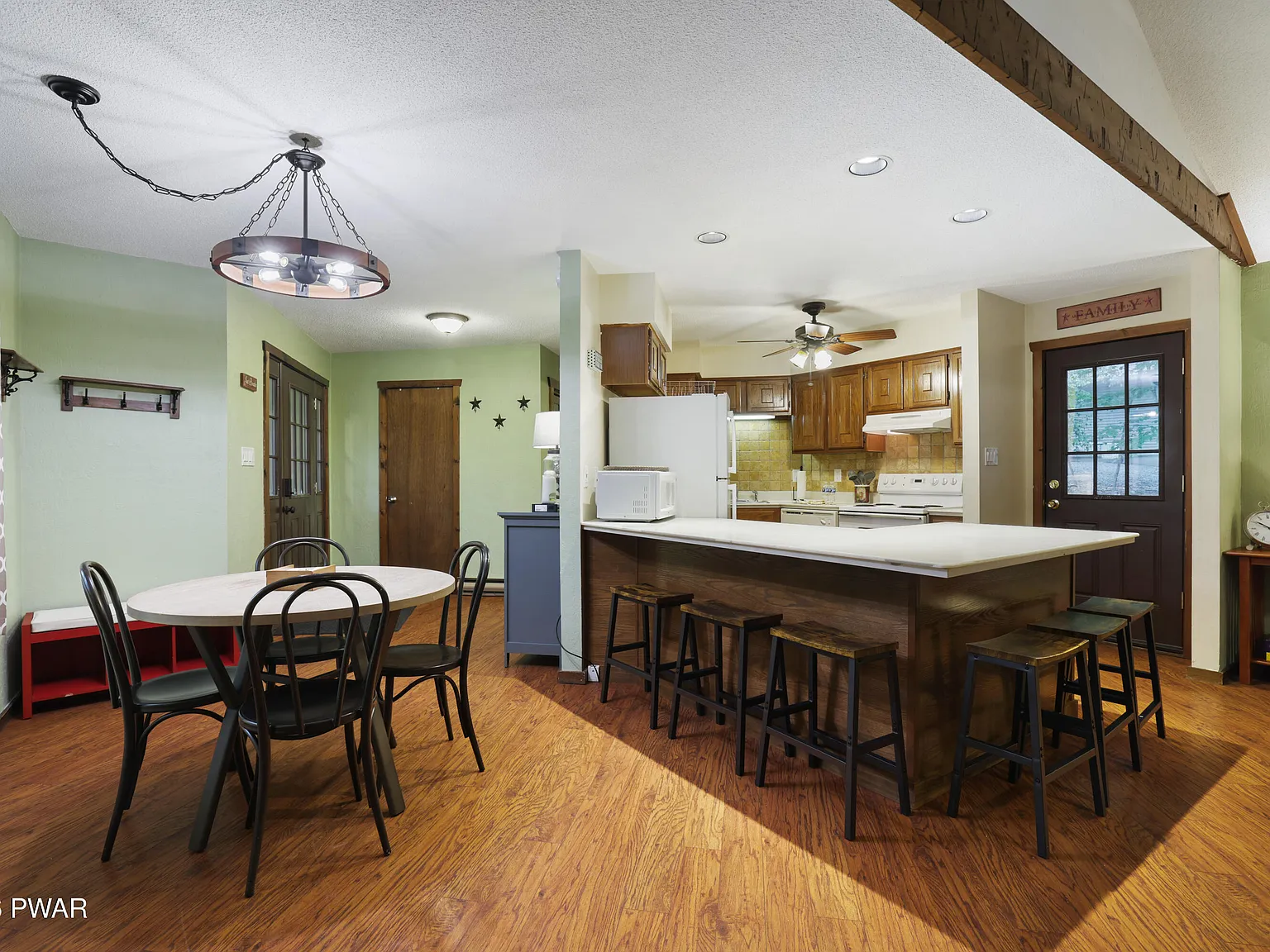 3 bed, 1.5 bath, 1696 sqft, $1,950 — Photo 3