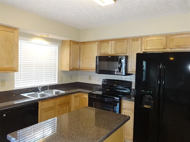 4 bed, 2.5 bath, 1990 sqft, $2,630 — Photo 2