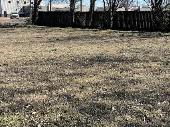 908 NE 8th St, Wagoner, OK 74467