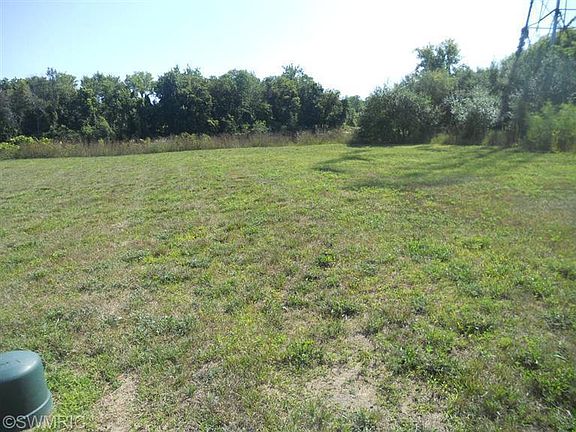 5th image of 2585 Bay Pointe Dr