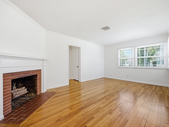 3rd image of 7439 Amestoy Ave