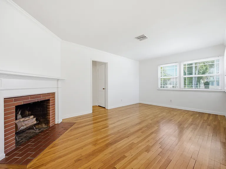 7439 Amestoy Ave — Photo 3