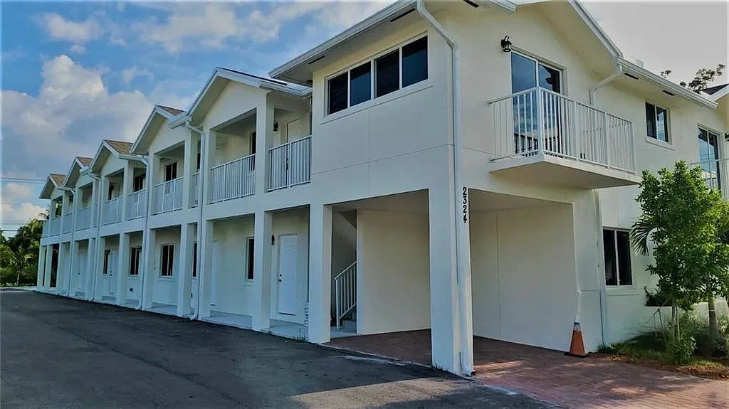 2 bed, 2.0 bath, 14920 sqft, $1,895 — Photo 2