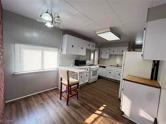 3rd image of 107 W Main St