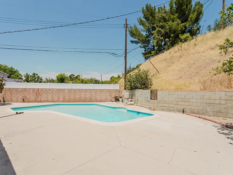 9540 Debra Ave — Photo 46