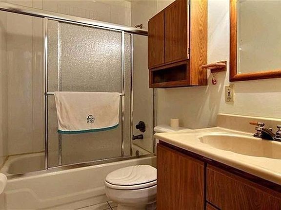 5th image of 2905 W 75th Pl