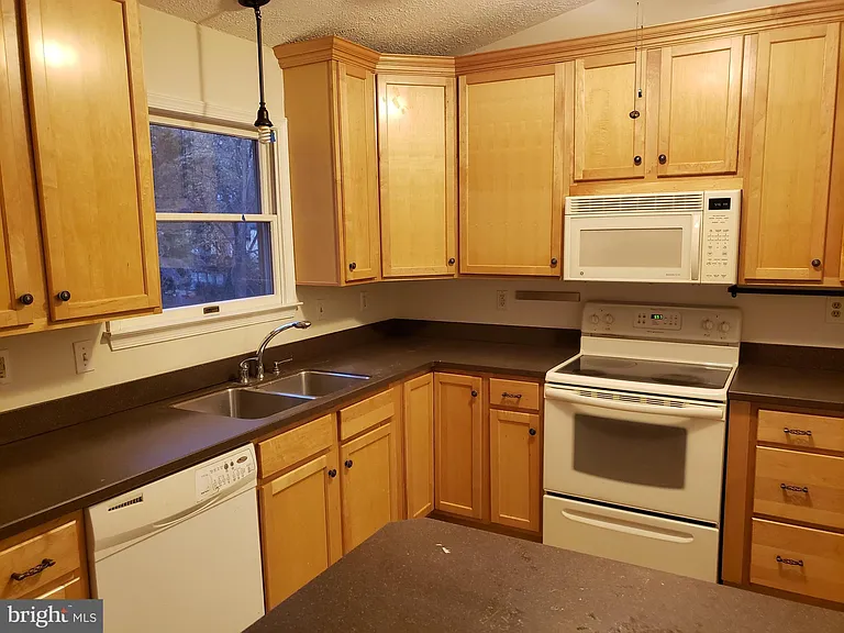 724 Hillcrest Dr — Photo 9