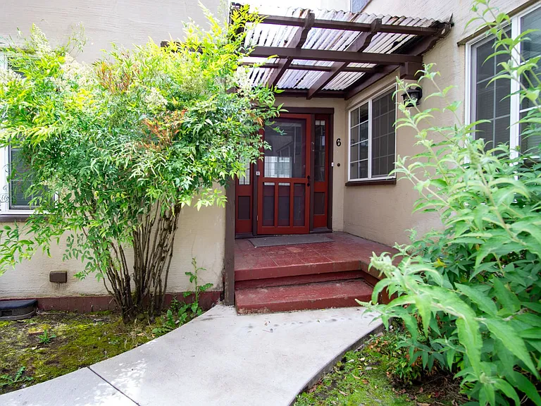 2010 SE Sherman St #6 — Photo 3