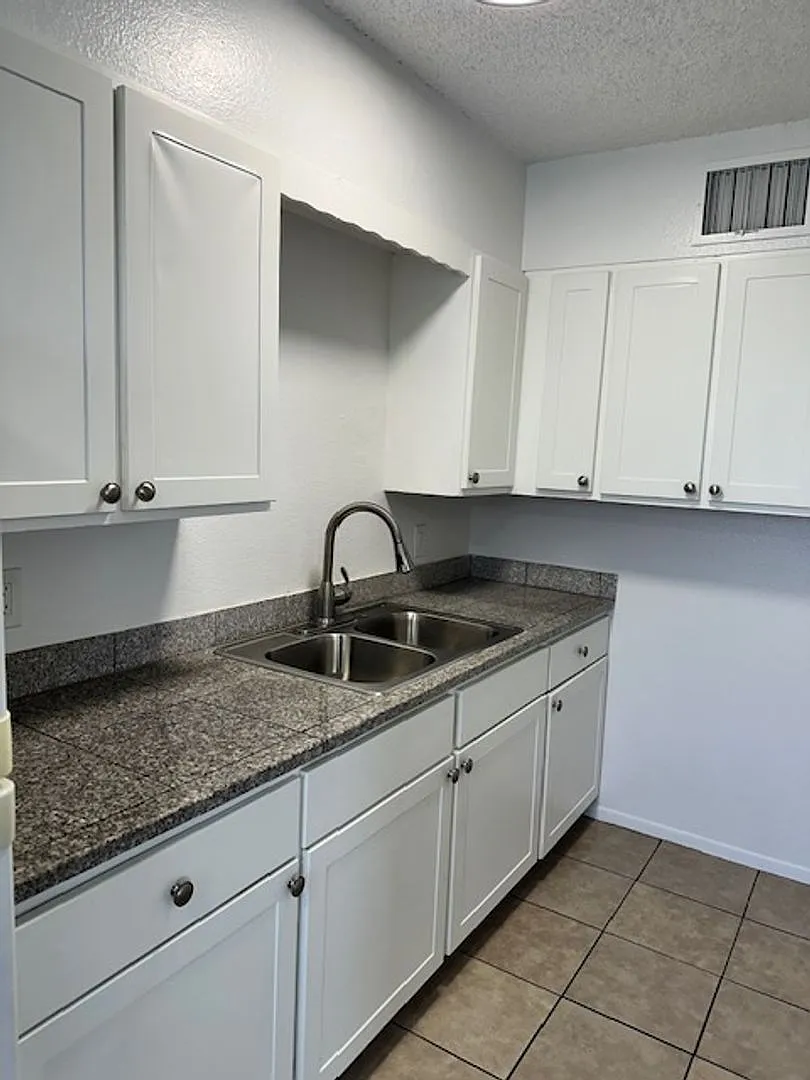 Great Ground Level Unit, Prime Area, Overlooking Pool! — Photo 3