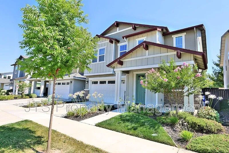 3 bed, 3.0 bath, 2474 sqft, $3,095 — Photo 2