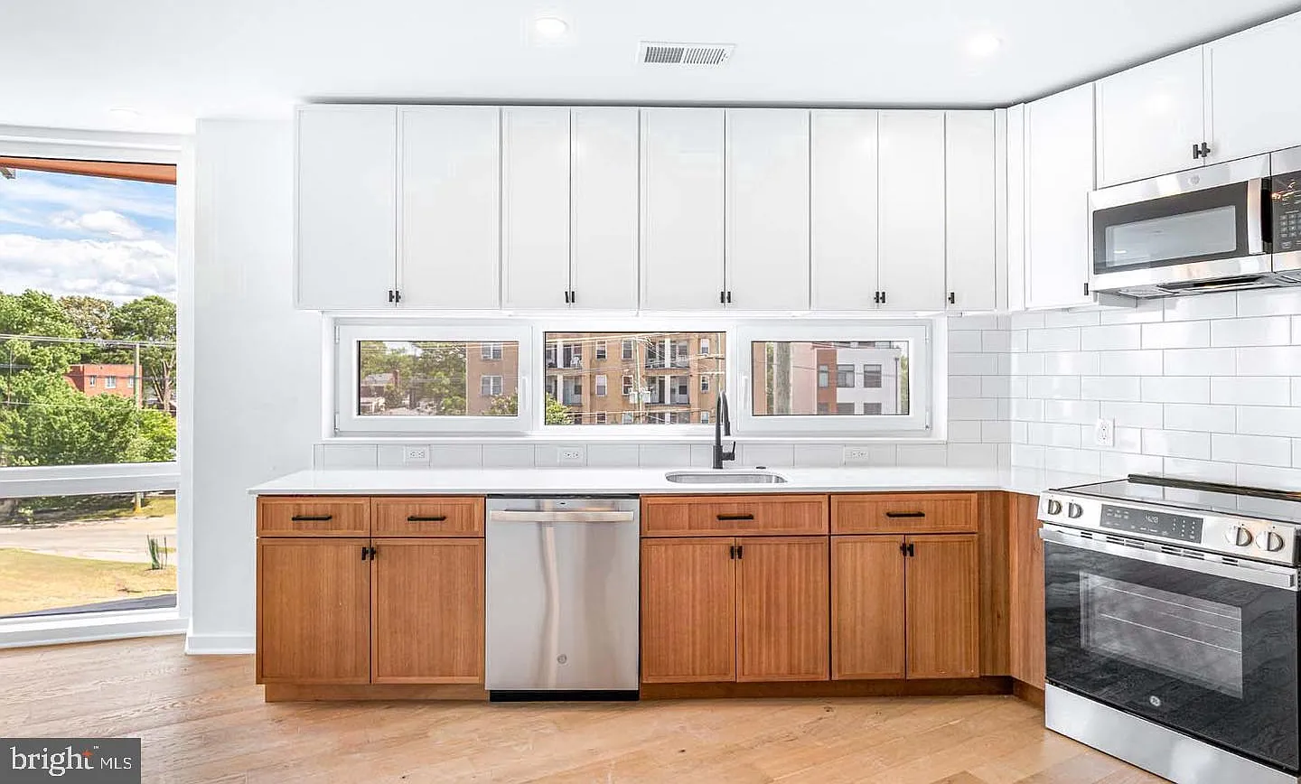 2 bed, 2.0 bath, 924 sqft, $3,300 — Photo 4